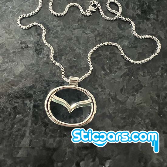 Mazda logo met ketting